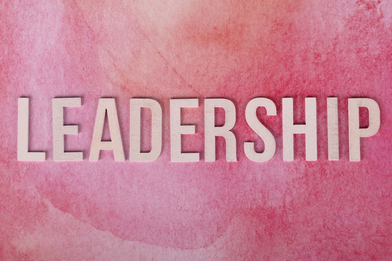 The Art of Drawing Readers In: Your attractive post title goes here Inspirational leadership text on a vibrant pink watercolor background.